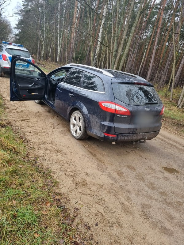 Samochód, którym uciekał pijany 49-latek.
