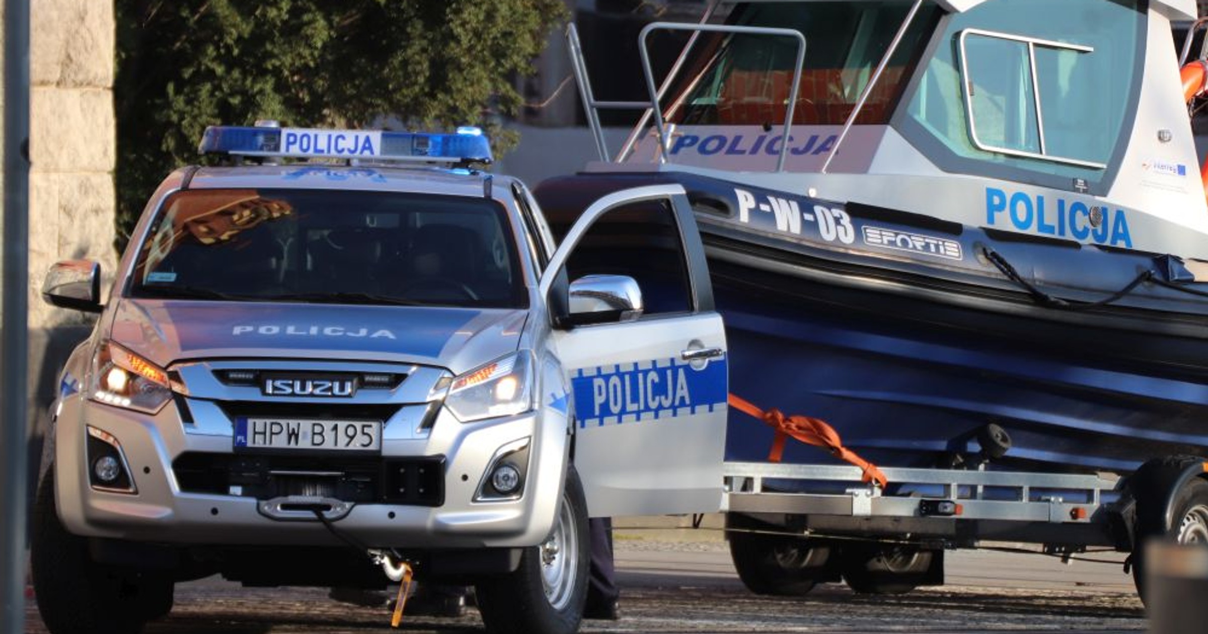 Nowe radiowozy i łódź hybrydowa dla policji