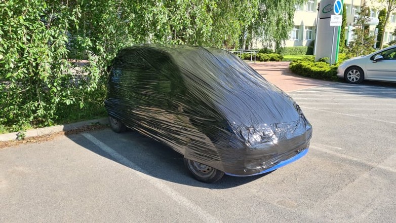 Zafoliowany samochód stał na parkingu komunalnym kilka miesięcy