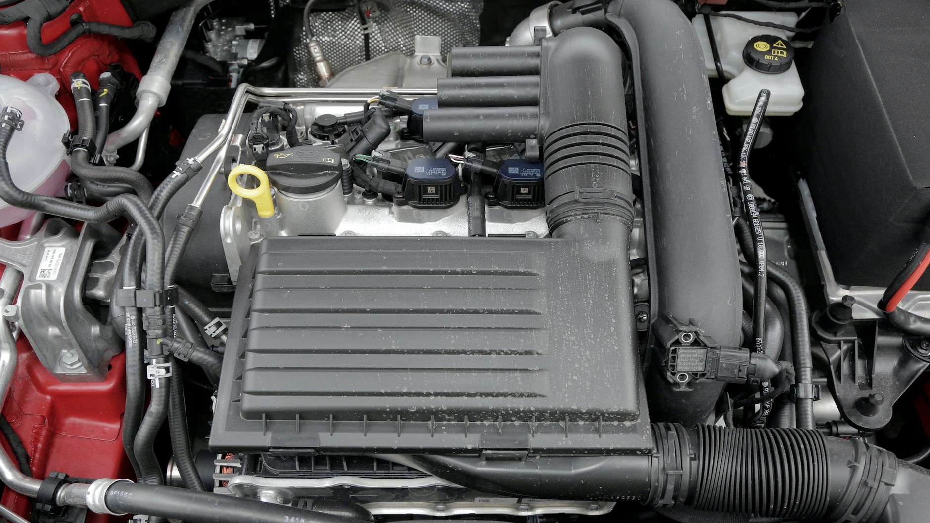 W silniku 1.4 TSI na zaworach w dolocie gromadzi się nagar i co około 150 tys. km kanały i zawory trzeba wyczyścić. Wymaga to demontażu kolektora ssącego.