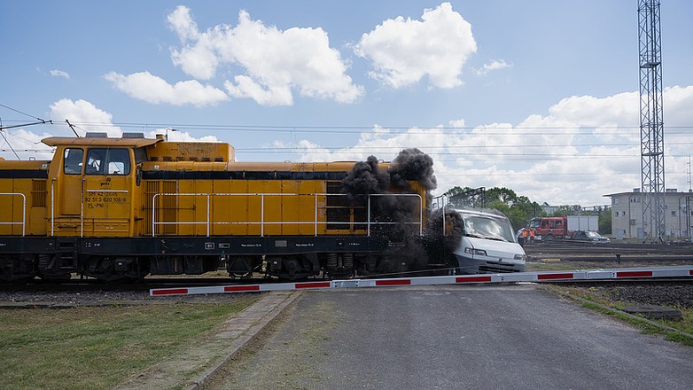 Zderzenie pociągu z samochodem podczas inscenizacji