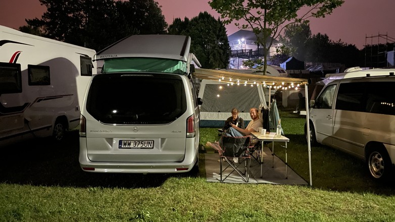 Mercedes Klasy V Marco Polo na kempingu podczas festiwalu Colours of Ostrava w Czechach