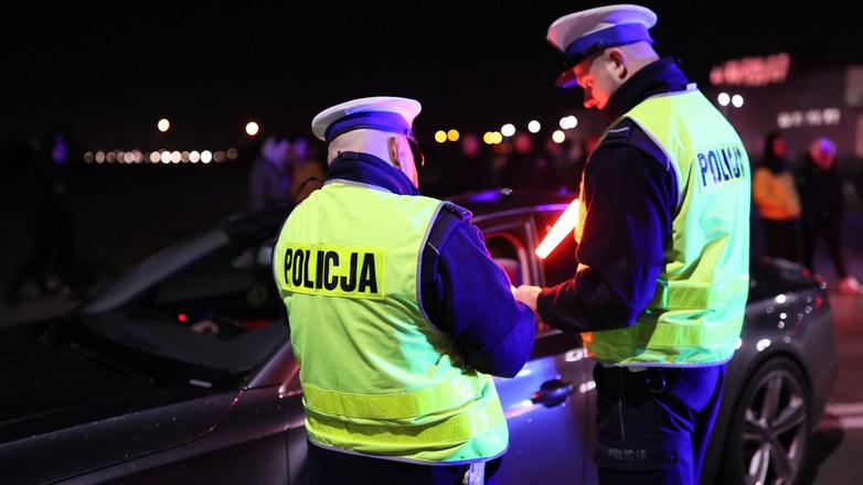 Kontrola policji po zmroku