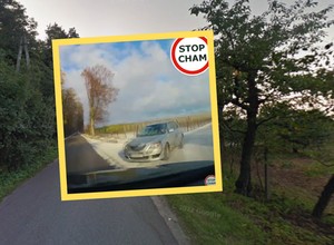 Jechał pustą drogą. Nagle wyskoczył samochód. Od razu wybiegł z auta [WIDEO]