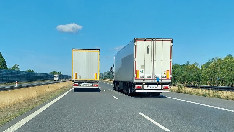 Wyprzedzające się ciężarówki