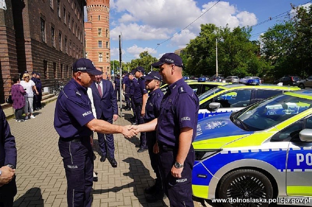 Przekazanie kluczyków odbyło się przed komendą we Wrocławiu