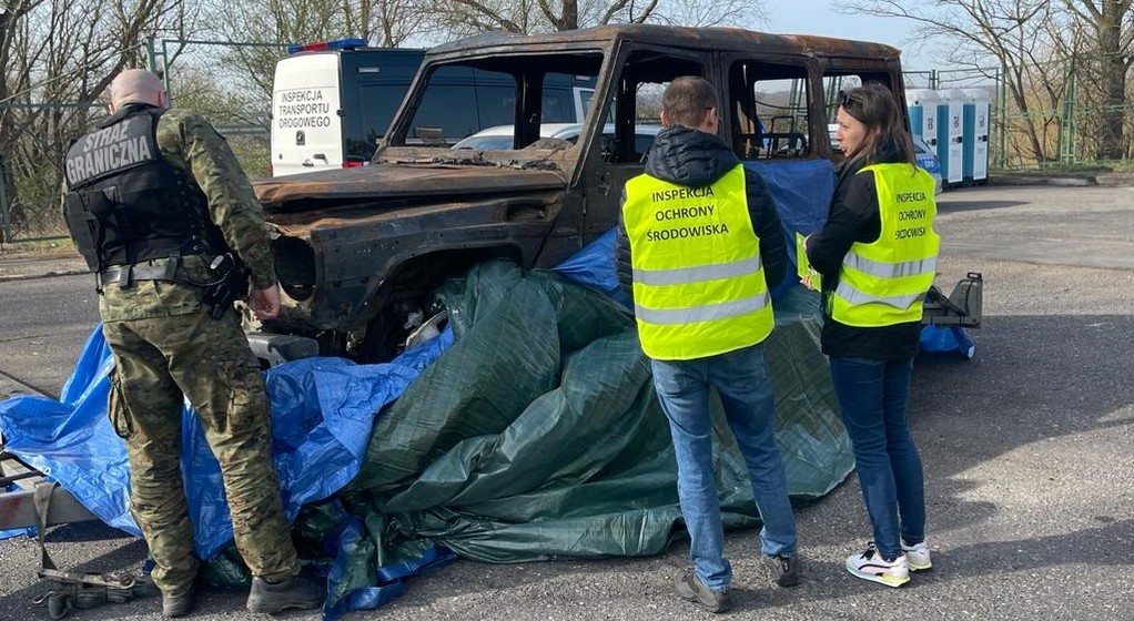 Straż Graniczna zatrzymała kierowcę, który wwiózł do Polski wrak Mercedesa klasy G