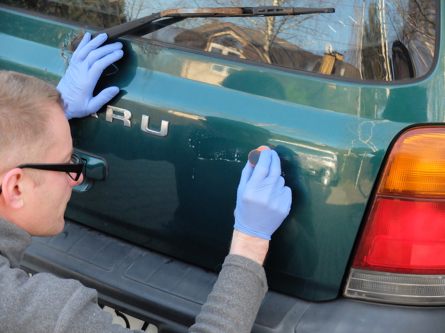 Usuwanie rys: delikatni, przesuwając wzdłuż rysy, wygładzamy krawędzie uszkodzenia