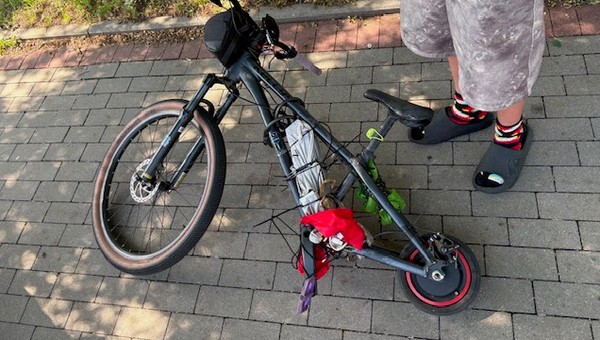 Rower połączony z hulajnogą elektryczną