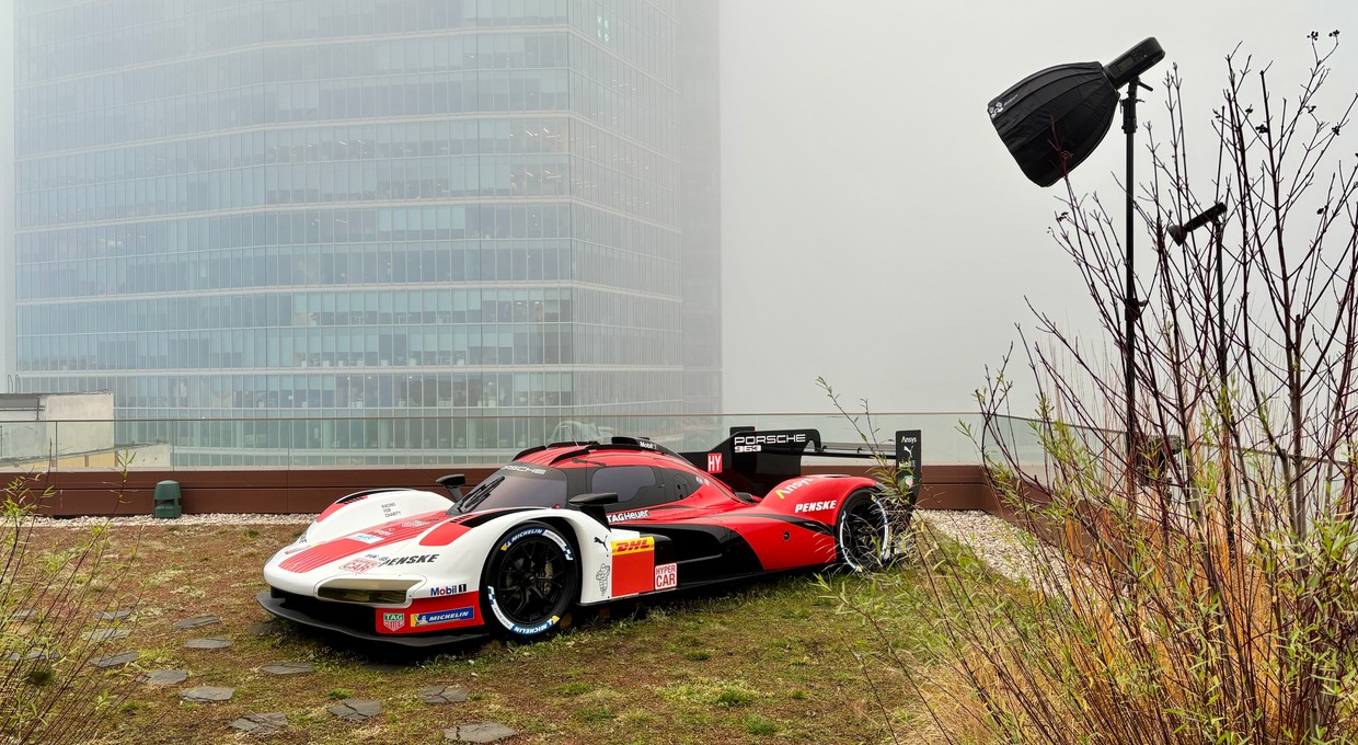 Porsche 963 na dachu warszawskiego biurowca. Nieziemski widok, gdyby nie ta mgła...