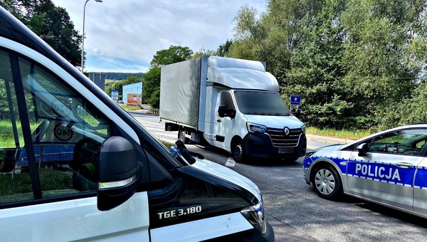 Miał blankiet prawa jazdy, ale nie miał uprawnień. Jego sprawa trafi do sądu