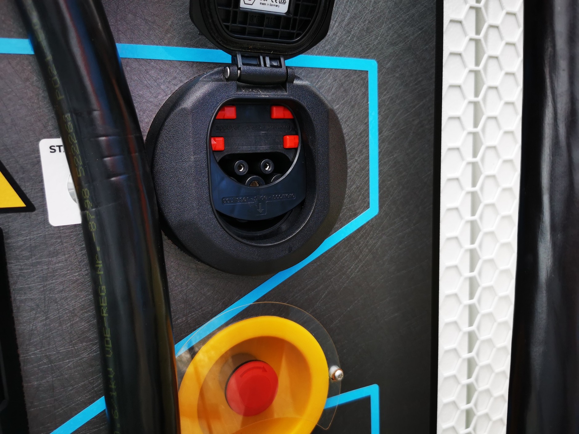 Z ładowarek Powerdot będą mogli korzystać także użytkownicy hybryd Plug-in