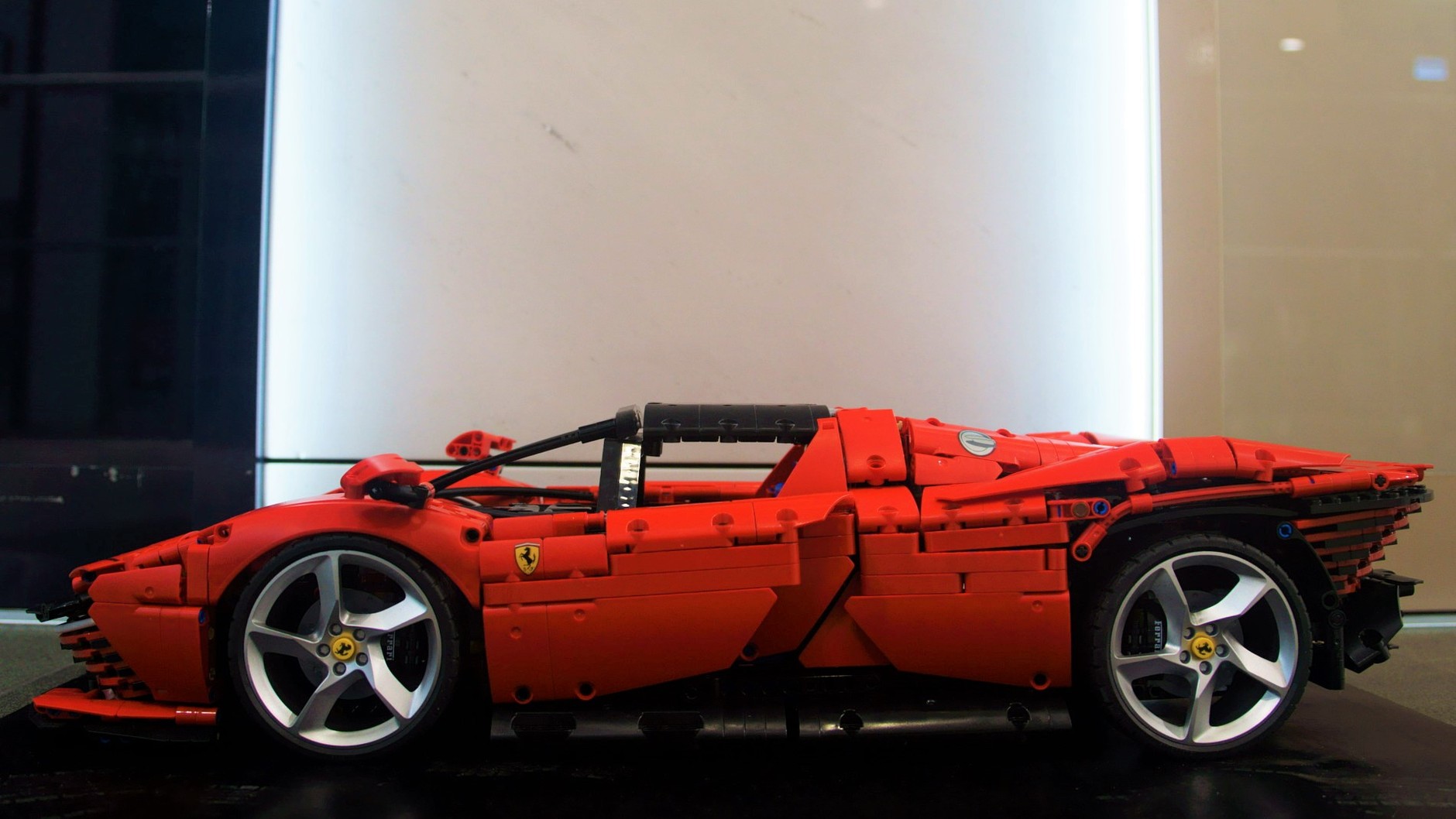 Ferrari Daytona SP3 w skali 1:8 z klocków LEGO