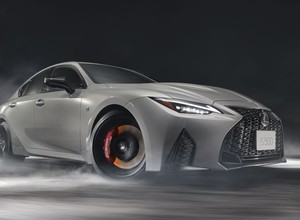 To jedno z ostatnich wolnossących V8 premium w historii. Teraz zyskało wyjątkową oprawę