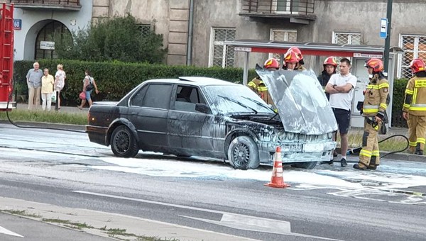 BMW stanęło w płomieniach na jednej z głównych ulic Warszawy