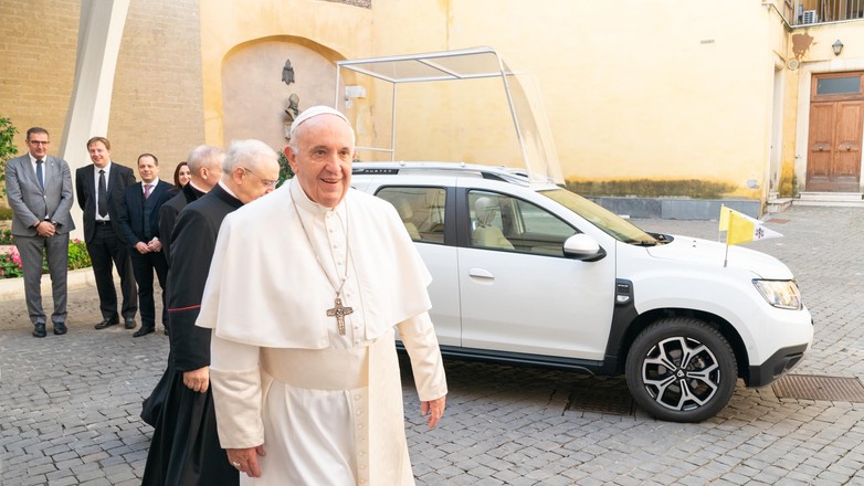 Papieska Dacia Duster