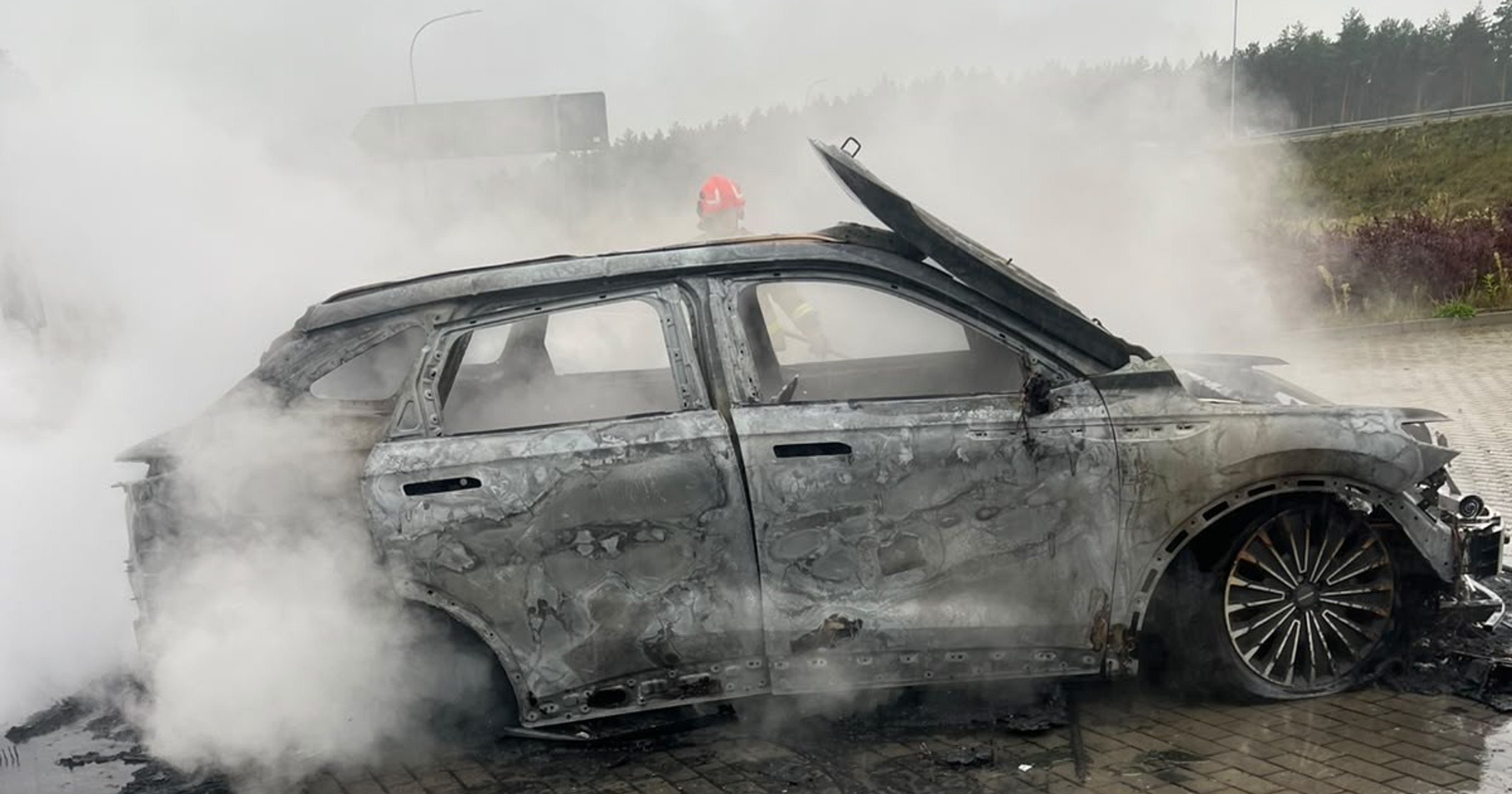 Samochód marki Omoda, który spalił się podczas kontroli drogowej