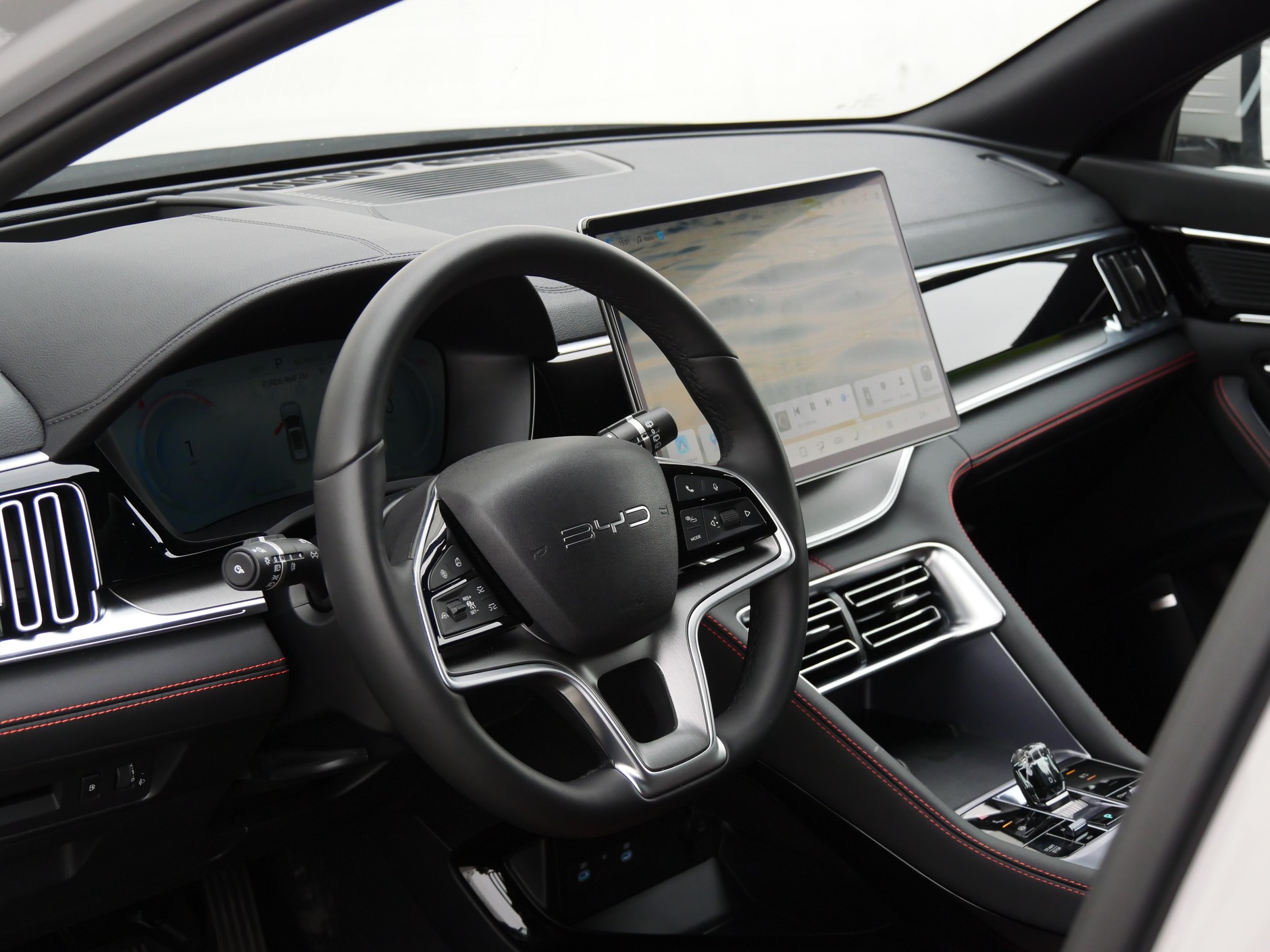 Wnętrze modelu BYD Seal to hybryda między rozwiązaniami typowymi dla aut chińskich marek i tym, co lubimy z aut europejskich. 