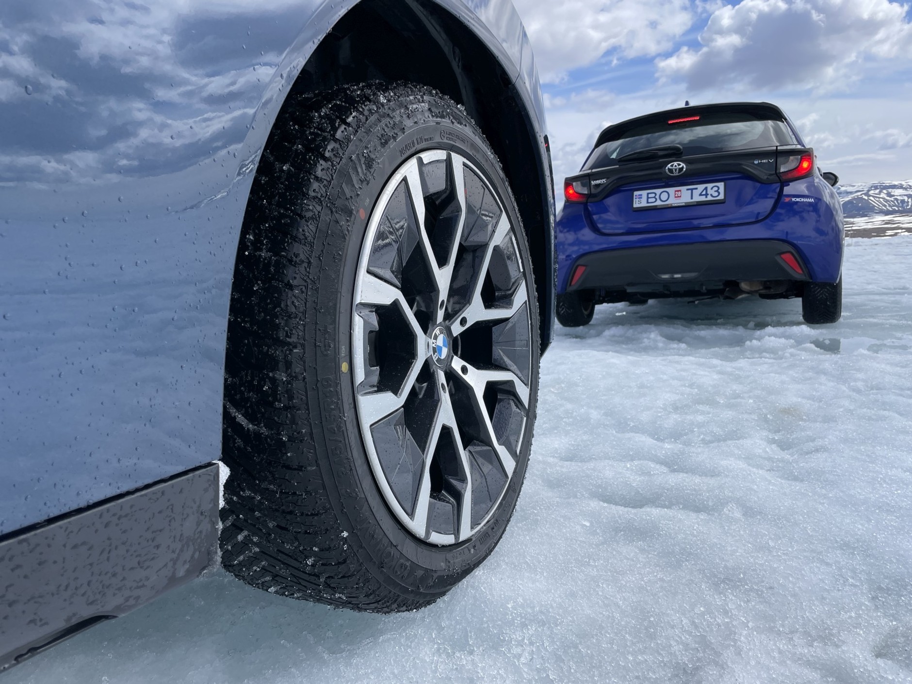 Na pierwszym planie BMW X3, a na drugim Toyota Yaris. Nie byłoby w tym nic dziwnego, ale jestem na lodowcu