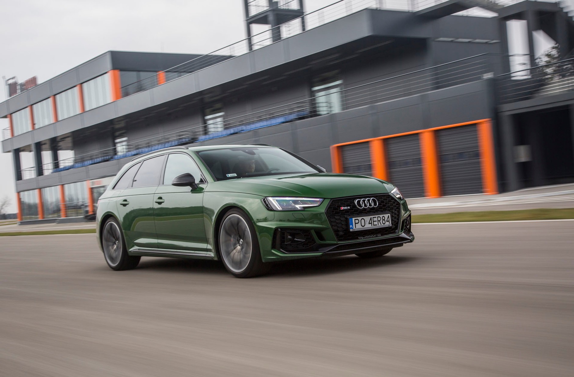 Audi RS4 Avant - kombi z ogniem w ...