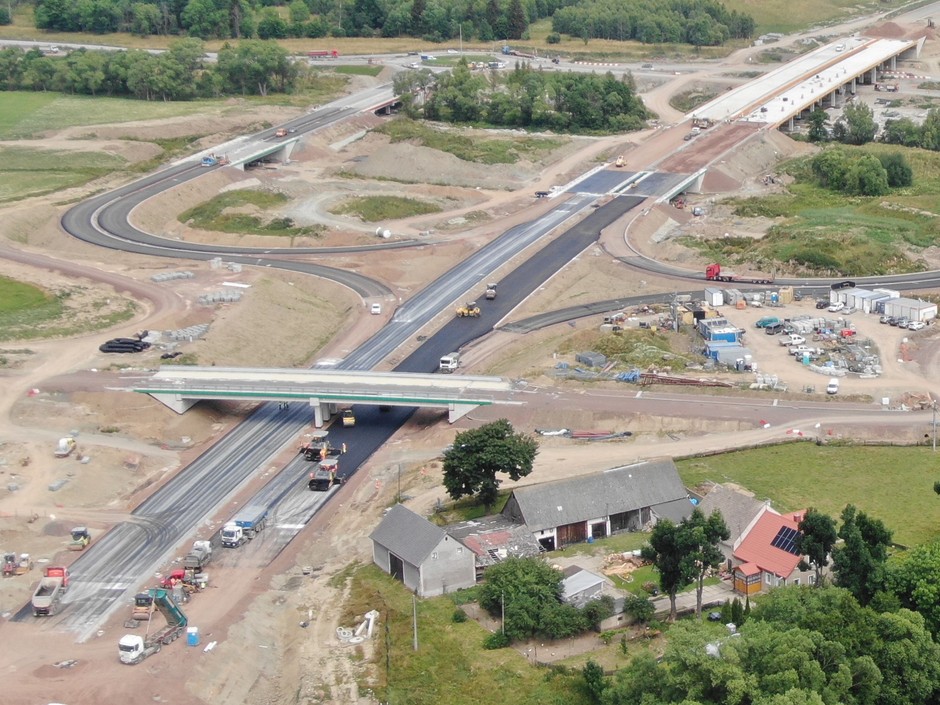 S3 Bolków - granica państwa - układanie masy bitumicznej - lipiec 2022