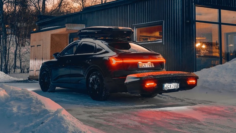 Nowy box montowany na haku holowniczym ma takie wymiary, iż bez problemy zmieszczą się w nim narty