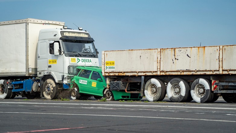 Ciężarówka najeżdża na auto osobowe
