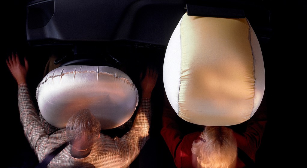 Jak działa puduszka powietrzna i napinacz pasów bezpieczeństwa?