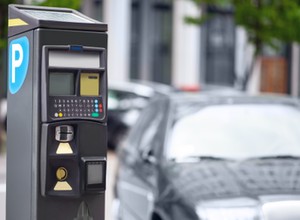 Czy bilet parkingowy trzeba zostawiać za szybą samochodu?