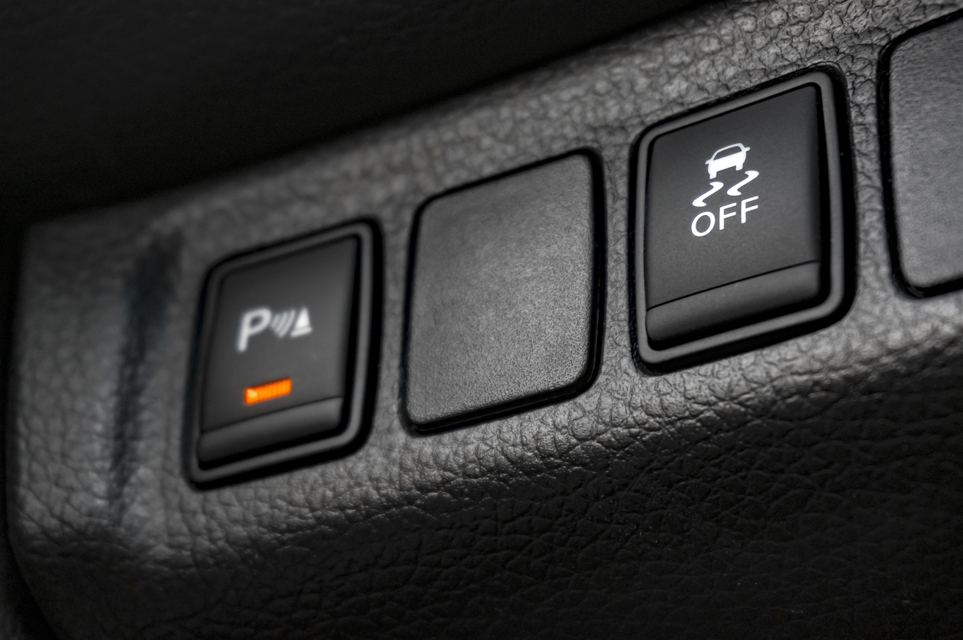 System ESP w różnych samochodach może mieć różną nazwę, ale sama ikona z reguły jest taka sama