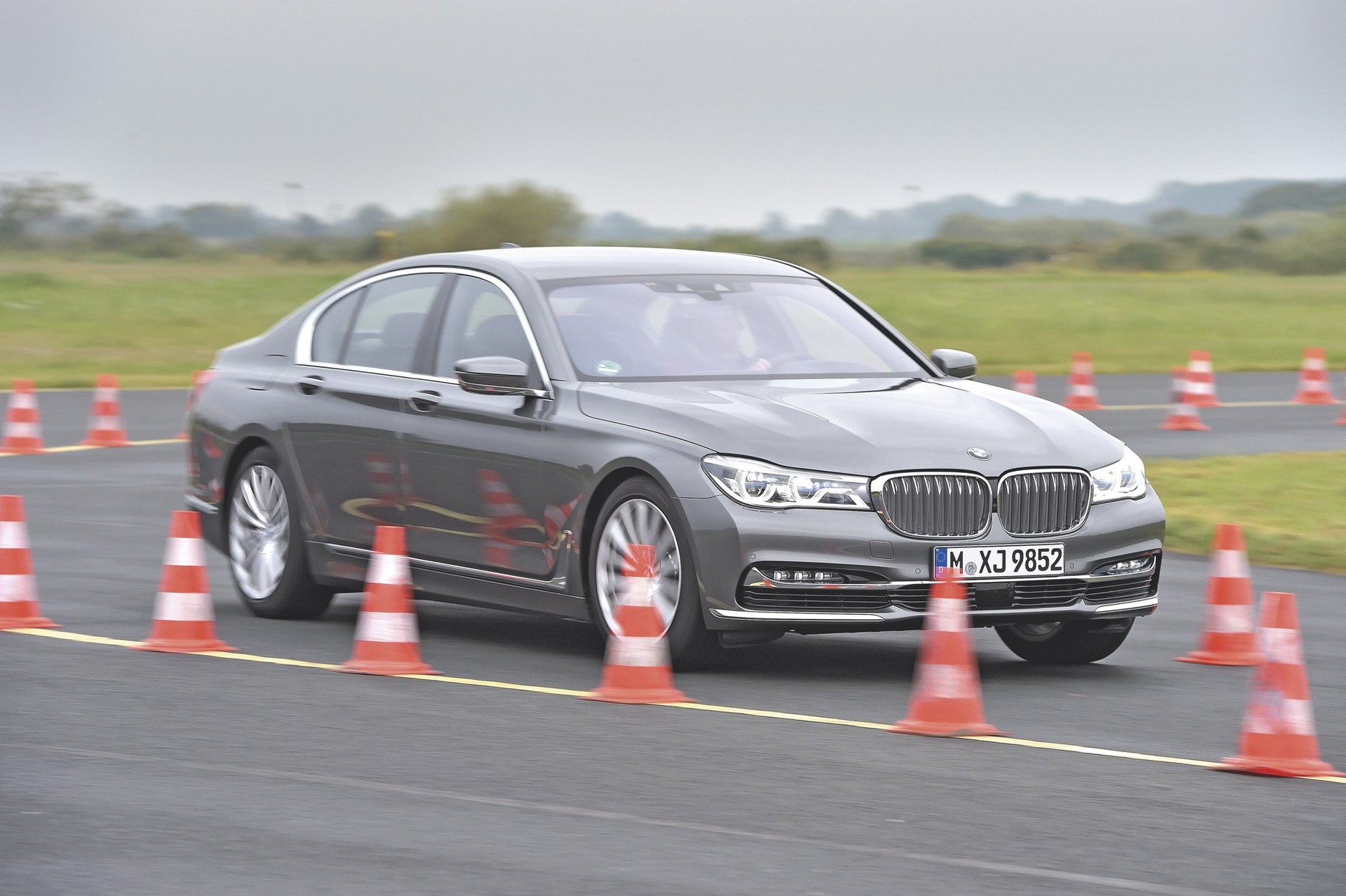 Nowe BMW 750i kontra Audi A8, Mercedes klasy S i Porsche Panamera