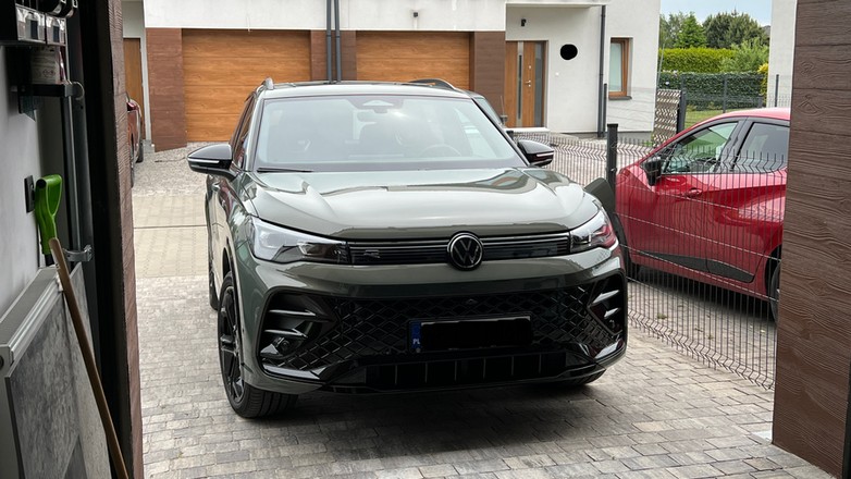 Dom lub garaż z łatwym dostępem do prądu ułatwiają korzystanie z hybrydy plug-in