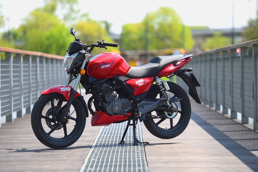 Ciemne barwy podwozia wraz z agresywną czerwienią nadają Keewayowi dynamiki