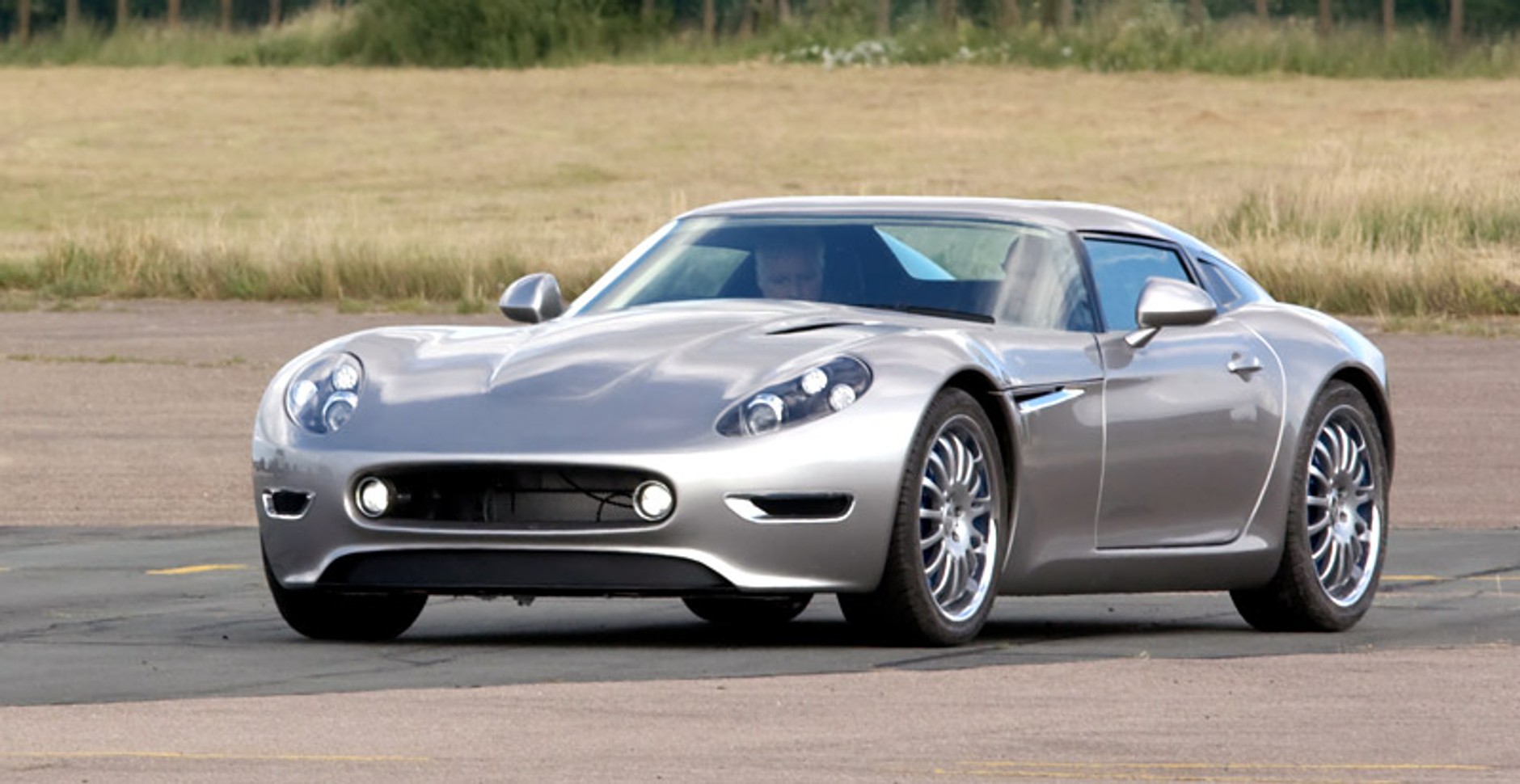 Lightning GT – mocny elektryczny supersport wchodzi do sprzedaży