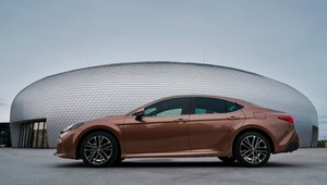 Nowa Toyota Camry. Komfortowa limuzyna z wydajną hybrydą piątej generacji