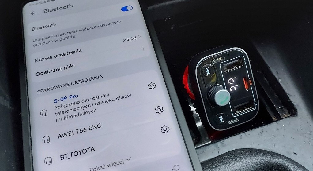 Transmiter FM trzeba sparować z telefonem za pomocą łącza Bluetooth