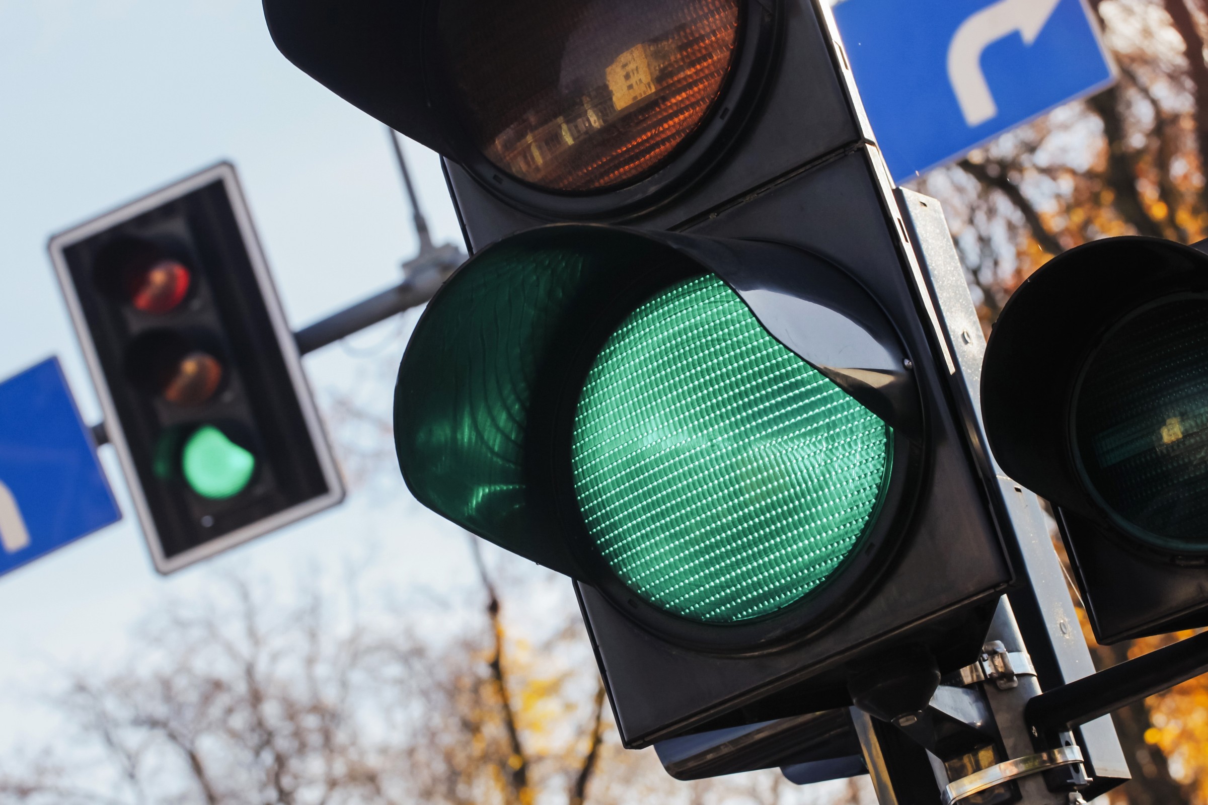 Czwarte światło na skrzyżowaniach. Komu potrzebny jest biały sygnalizator