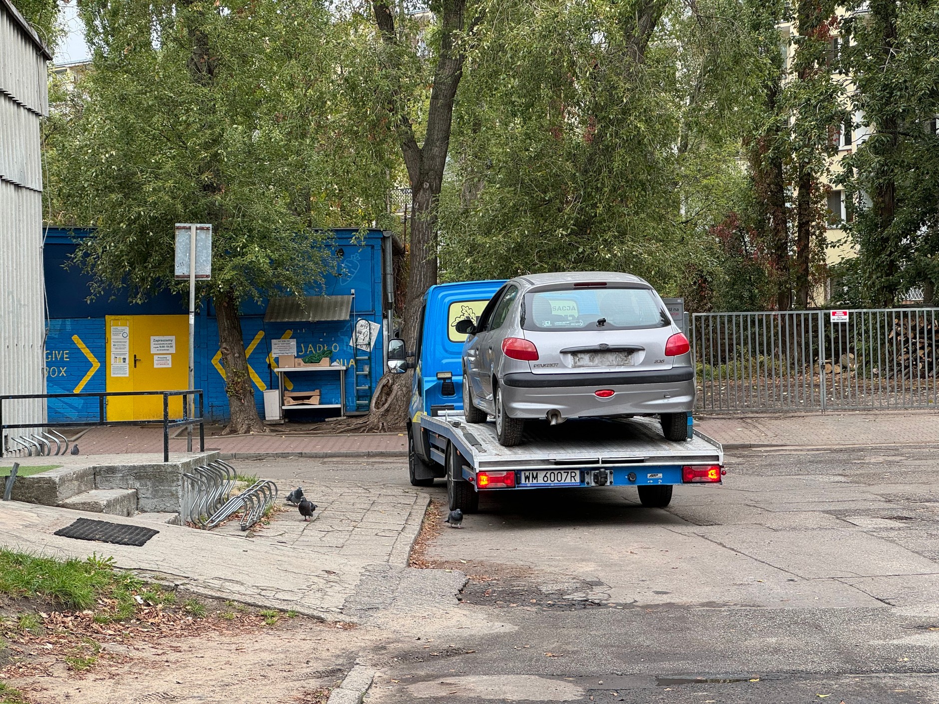 Samochód na lawecie jadący na stację demontażu pojazdów