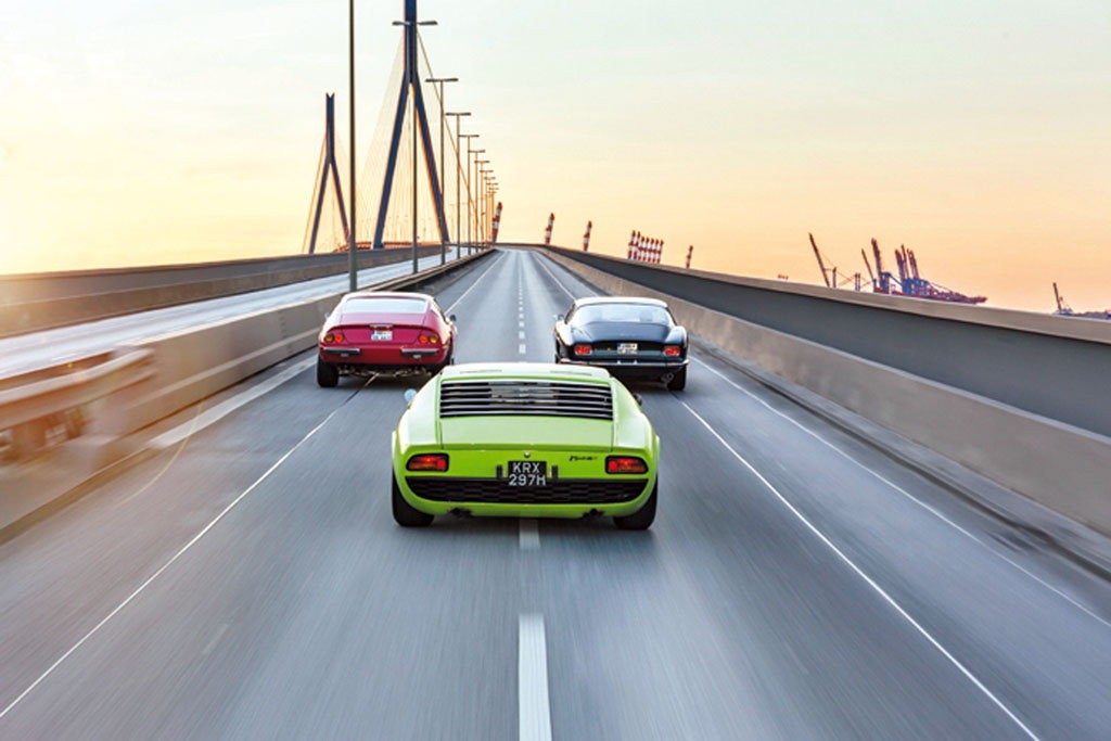 Gdybyśmy sami mieli wydać pieniądze (których nie mamy), postawilibyśmy w swoim garażu mimo wszystko Miurę i staralibyśmy się tak dopasować nasze ciało, żeby wygodnie móc ją prowadzić. To auto najbardziej działa na wszystkie zmysły. Jest tak kosmiczne, że jeżdżąc nim, często się szczypaliśmy, czy nam się przypadkiem to nie przyśniło.