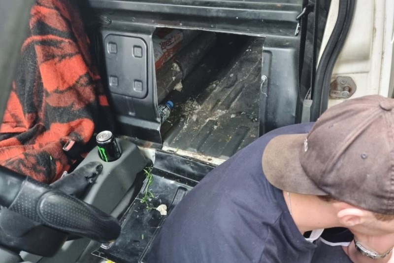 Straż Graniczna zatrzymała dostawczego Forda. Pod workami z peletem była skrytka