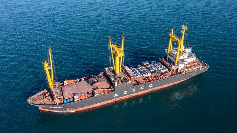 Statek z samochodami oczekujący na wpłynięcie do portu we Władywostoku