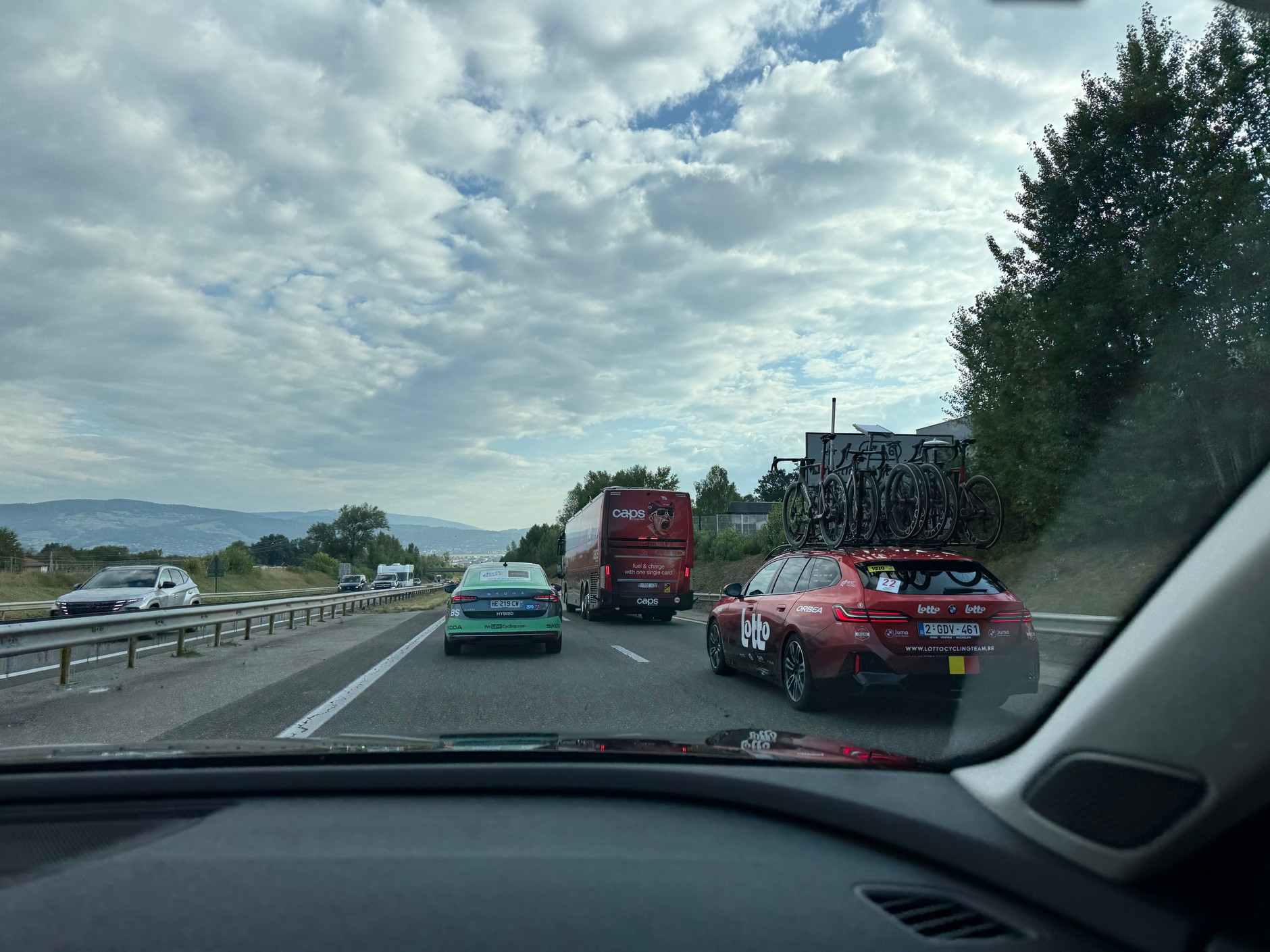 Wcześnie rano z okolicznych hoteli w stronę startu zmierzają setki pojazdów – w tym autokary wiozące zawodników, samochody ze sprzętem oraz pojazdy organizatorów