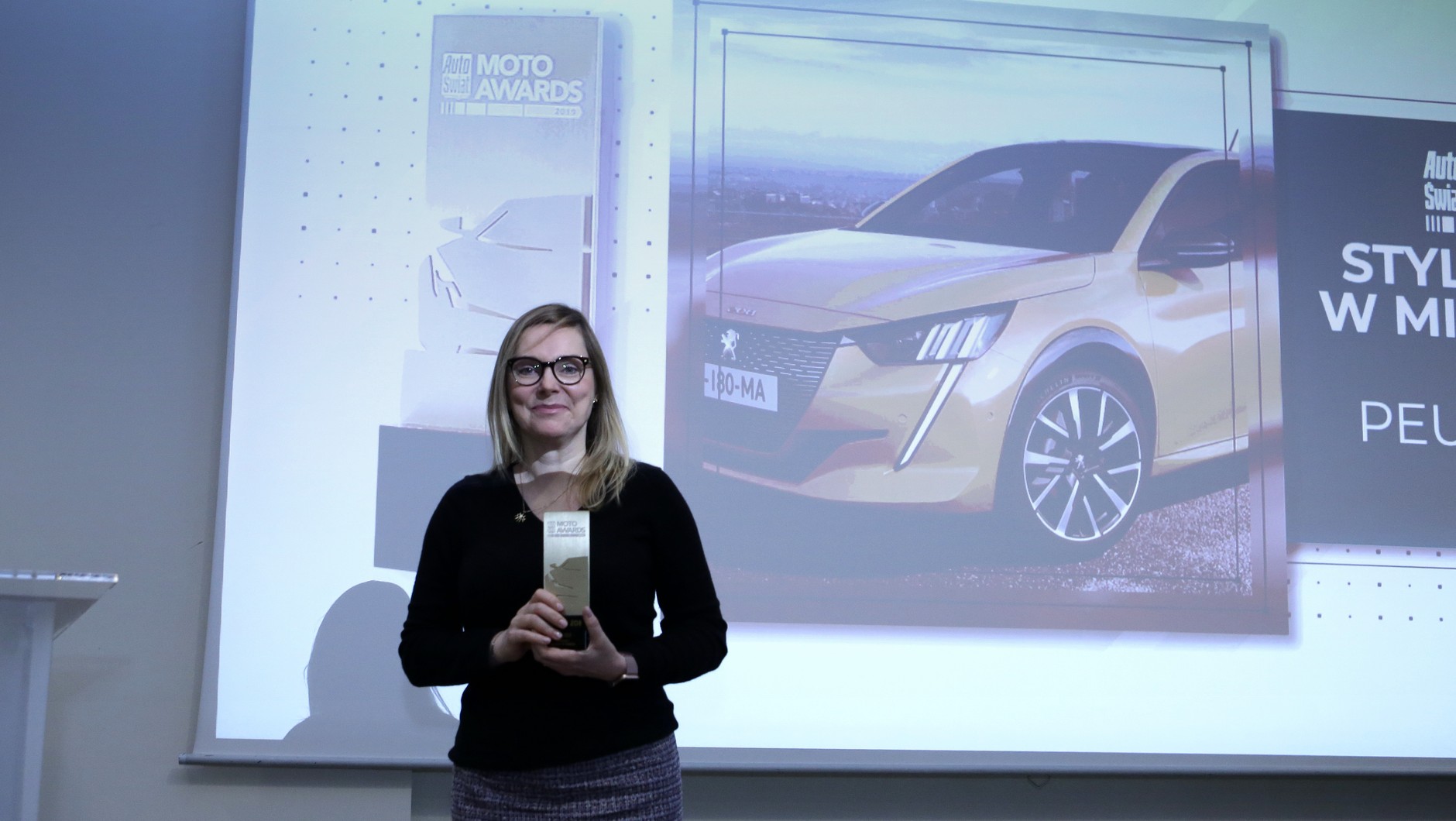 Ewa Milczarek-Vaubourg – dyrektor marketingu grupy PSA w Polsce – odbiera statuetkę za wygraną  Peugeota 208 w plebiscycie Moto Awards 2019 w kategorii: „Stylowo w mieście”.