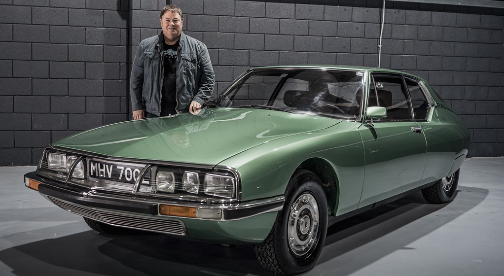 Mike Brewer przy swoim Citroenie SM