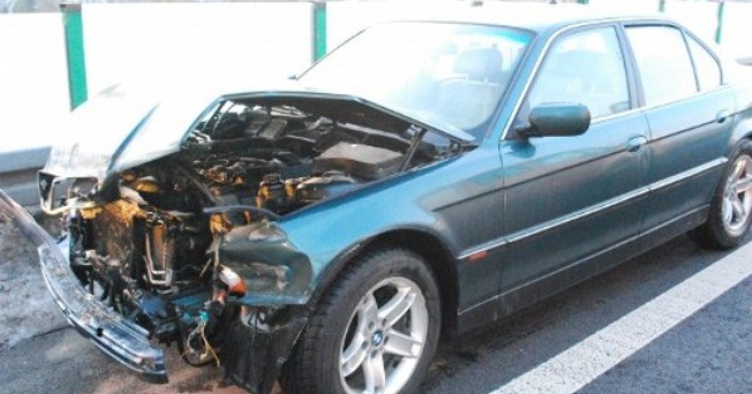 BMW rozbite na barierce po pościgu