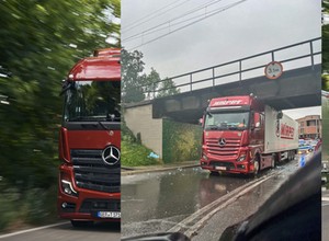 Kierowca ciężarówki zignorował ważny znak. Zablokował swój pojazd i przejazd