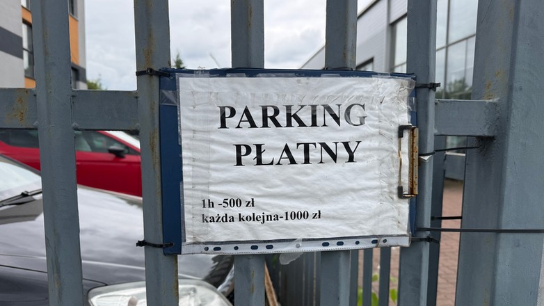 Absurdalny cennik parkowania przy drodze publicznej w Warszawie