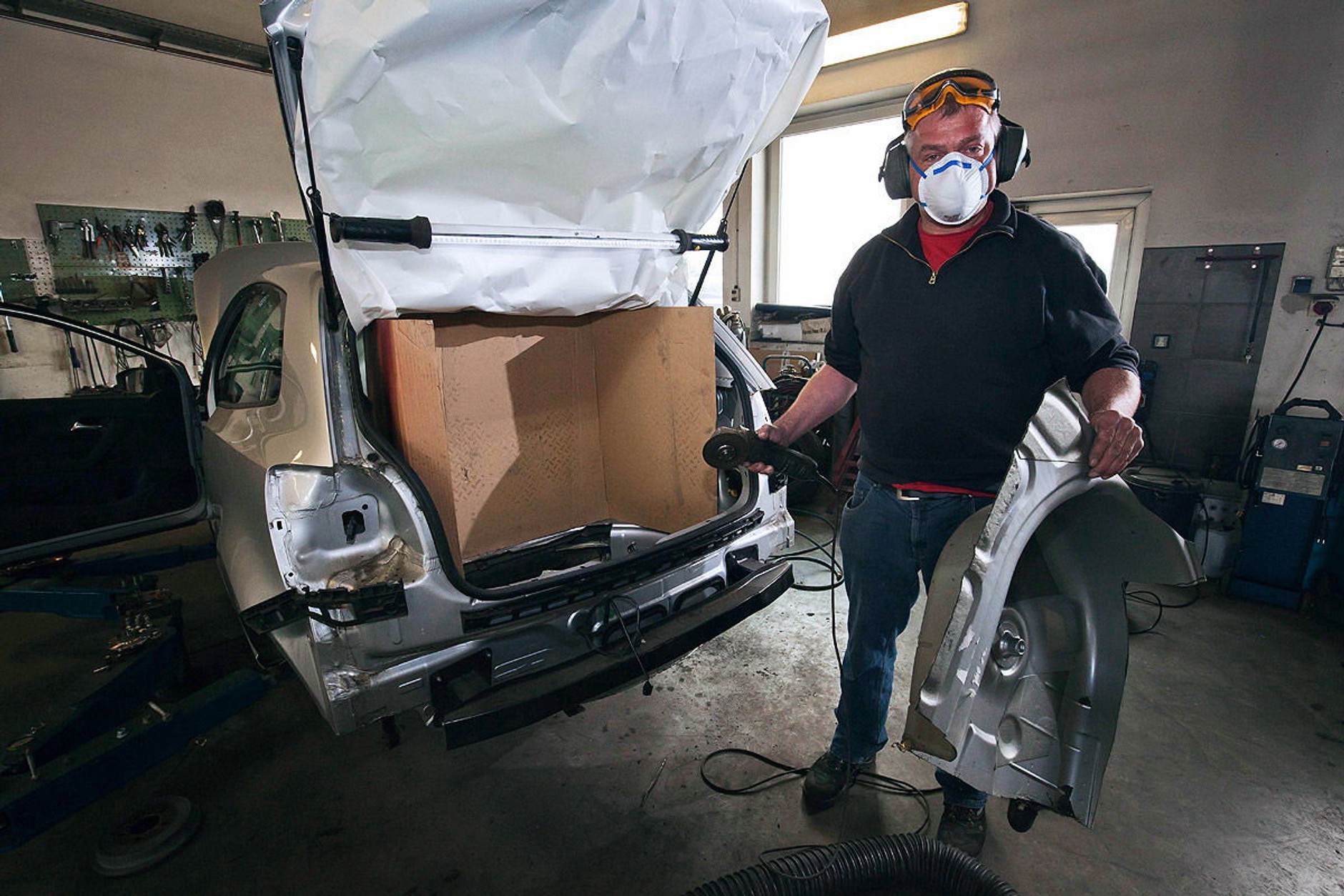 Miejsce na koło zapasowe znika, ale bagażnik zachowuje praktyczną pojemność.