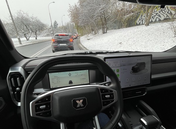 Zimą taśma klejąca w aucie może być zbawieniem. Prosty trik, genialny efekt