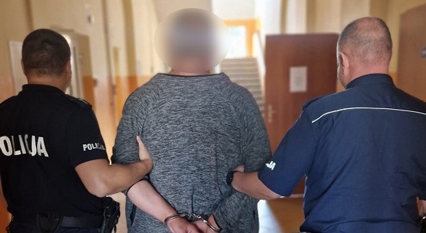 Kierowca opla jechał całą szerokością jezdni. Do akcji wkroczył policjant jadący na służbę